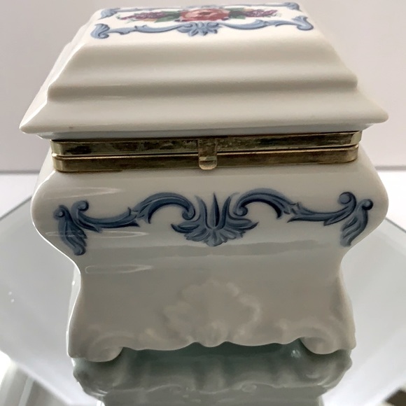 Southern Heirloom music box, Elizabeth Arden - Picture 1 of 8